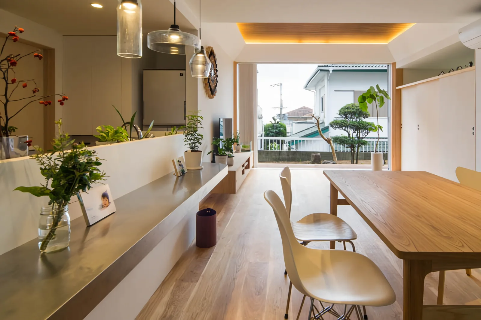 The south side faces the garden, offering distant views of Kobe city and the sea.