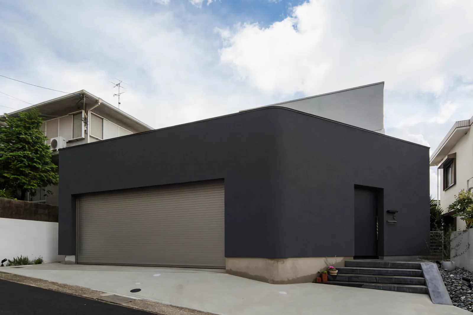 From the street, the façade presents a strong wall that ensures high privacy.