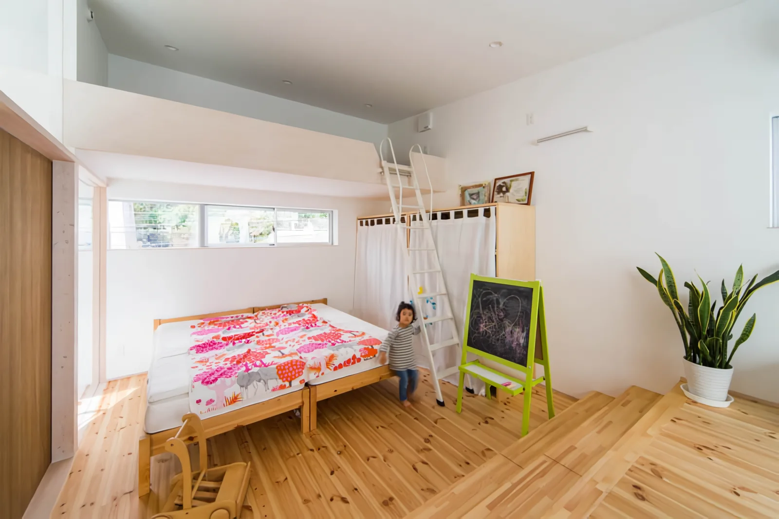 The stepped floor on the second level functions to secure the high ceiling and views of the living room; it is movable and can be stored.