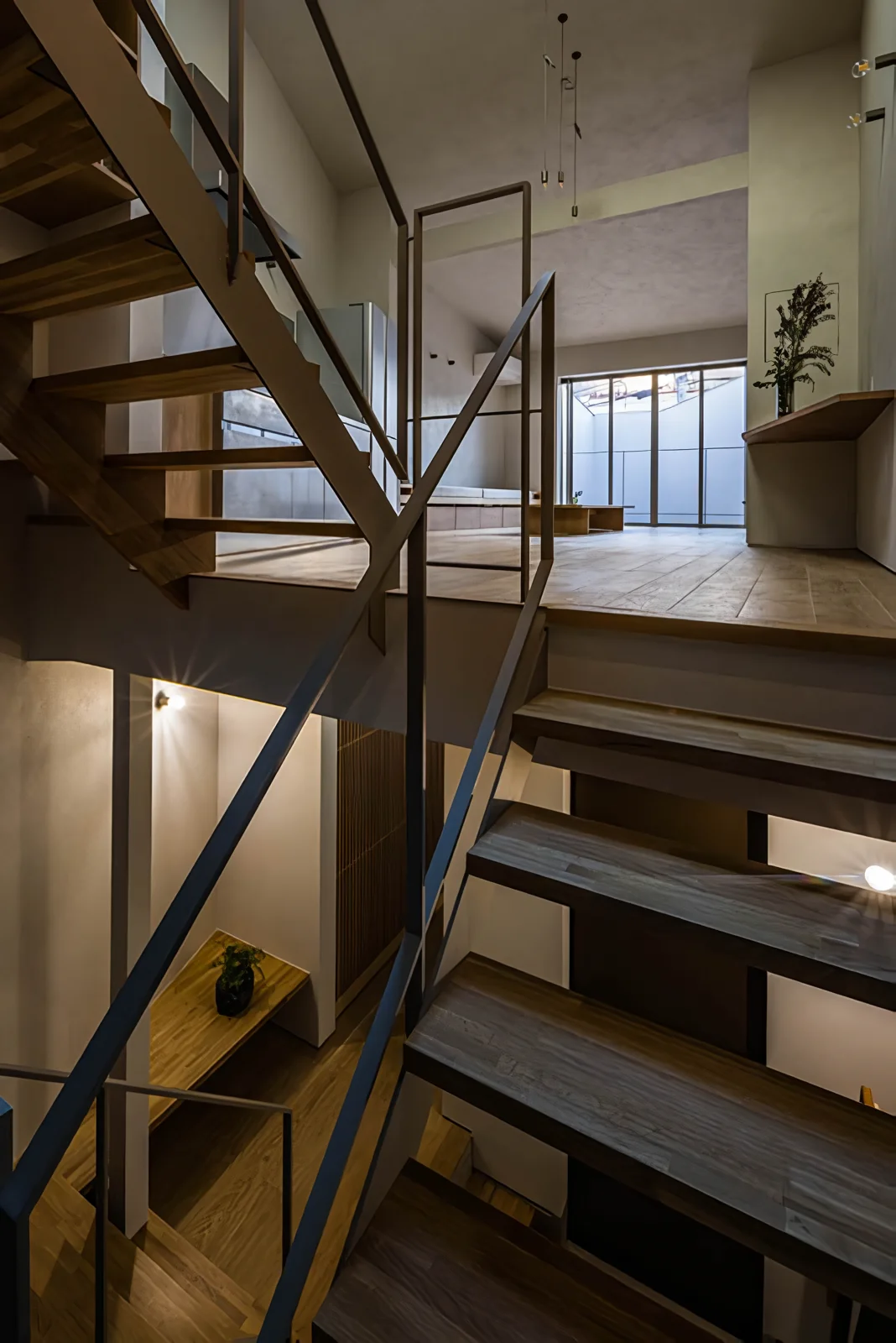 A continuous, partition-free space viewed from the 1.5-floor level｜Residence in Moriguchi
