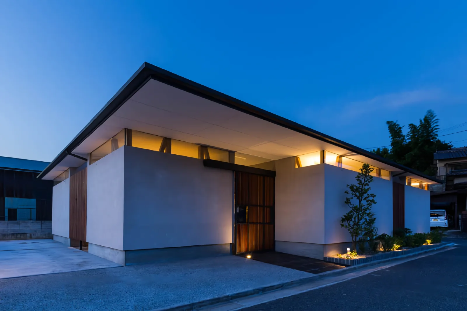Inserting a horizontal slit between the roof and walls was conceived to establish the building’s presence.