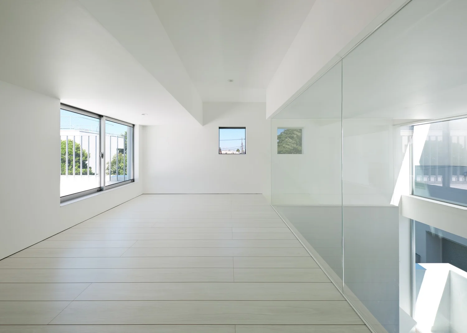 The loft adjacent to the atrium is enclosed with glass walls, resonating harmoniously with the curtain wall.
