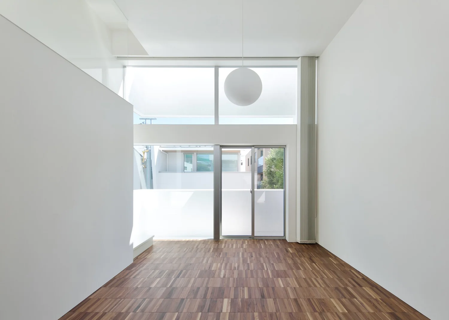 A monumental curtain wall symbolically articulates the 1.5-story atrium living space.