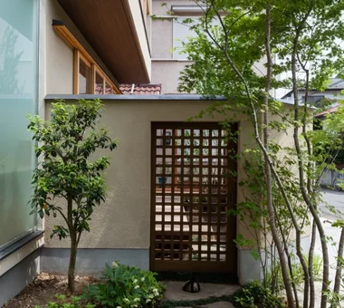 松が崎の住まい｜中庭のある家｜注文住宅｜アプローチ