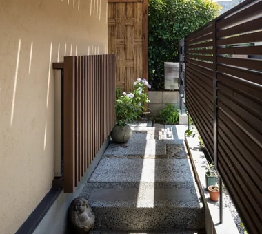 上馬の住まい｜和モダンな家｜注文住宅｜アプローチ
