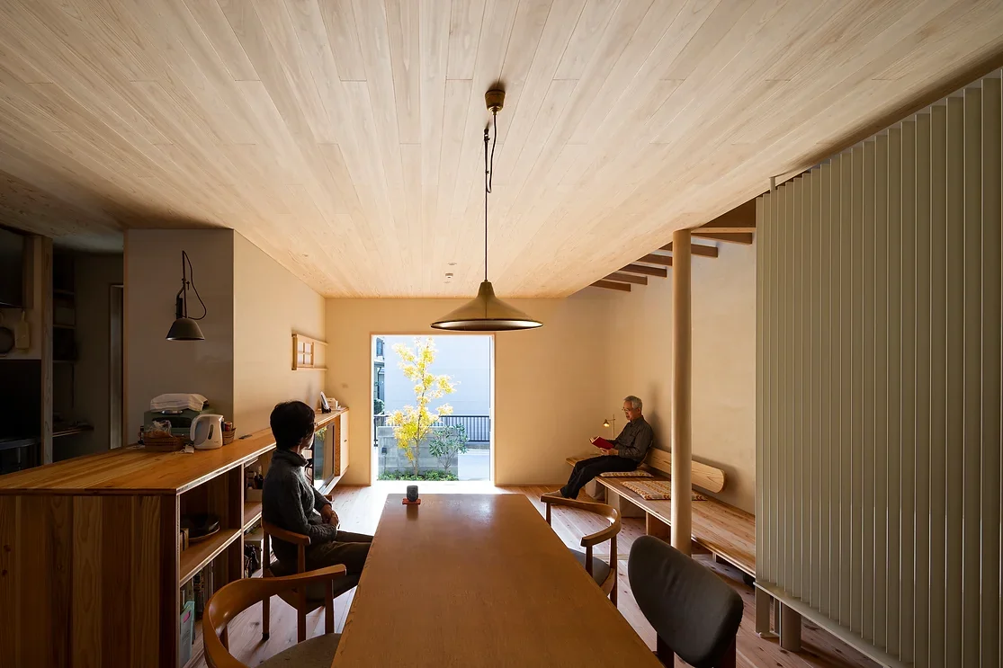 Openings oriented to capture the flow of time and the transition of seasons, connecting interior and exterior