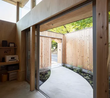 沿上水的住宅｜带有土间的住宅｜定制住宅｜入口通道