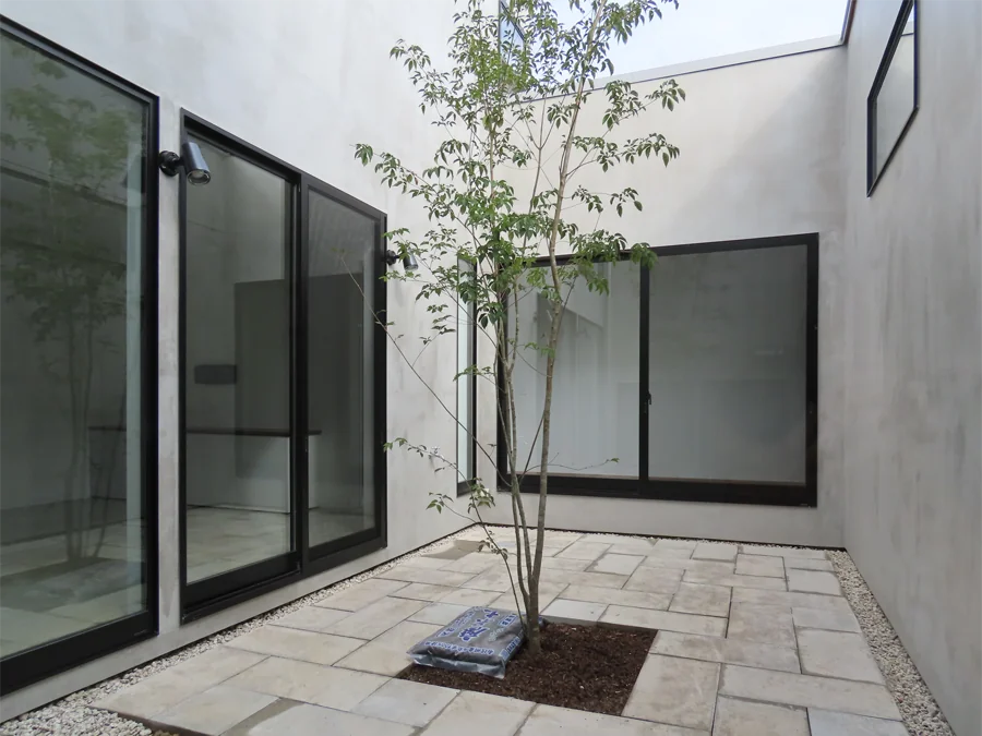 The courtyard introduces soft, diffused light into the circulation spaces, enriching spatial fluidity.