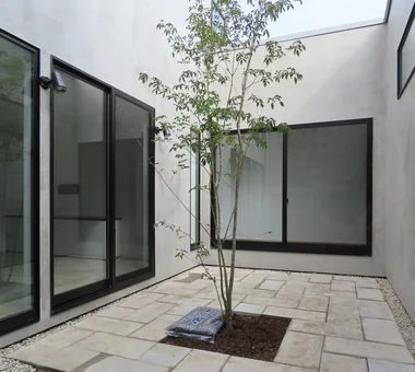 House of Earthen Floor and Cloister｜Custom-built house｜Courtyard