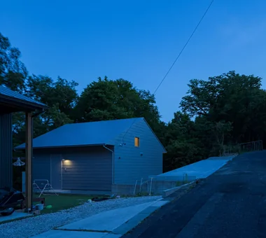 倾斜地上的小型平屋｜紧凑住宅｜定制住宅｜外立面