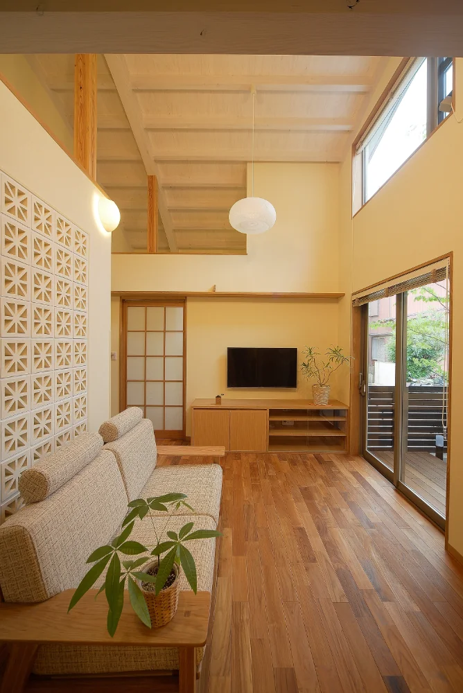 湾曲した天井は屋根の下地材を兼ねたラーチ材を