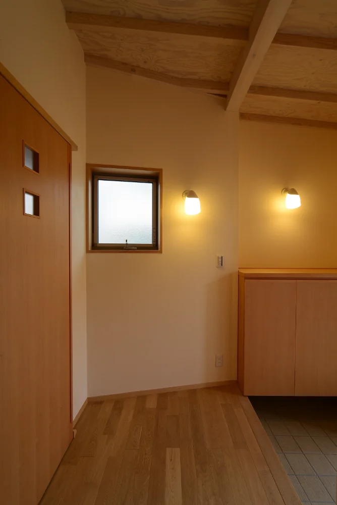 クジラ屋根の家