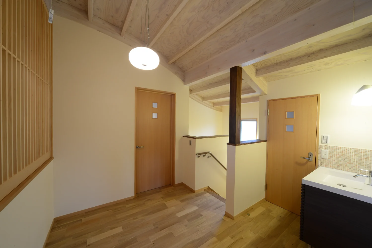 クジラ屋根の家