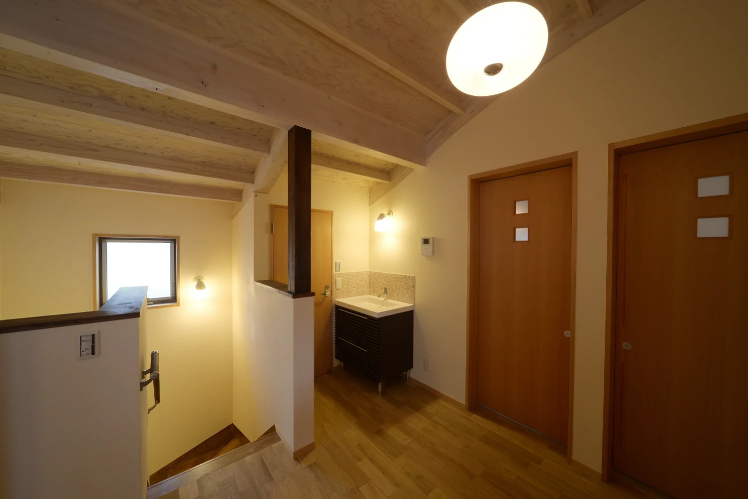 クジラ屋根の家