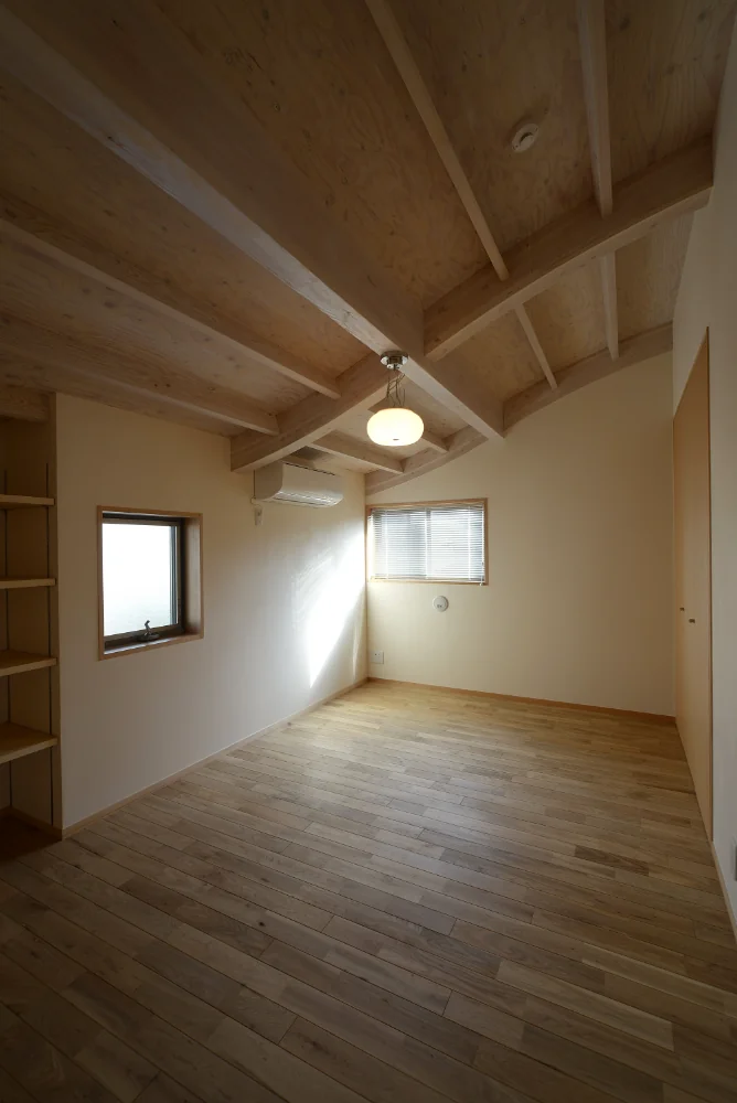 クジラ屋根の家