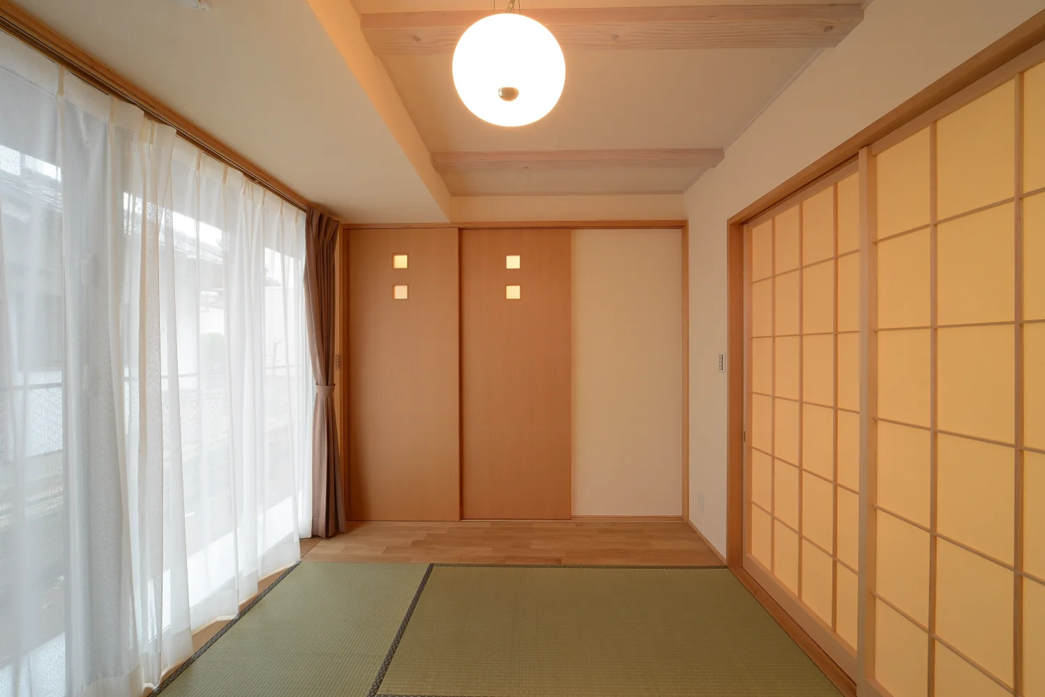 クジラ屋根の家