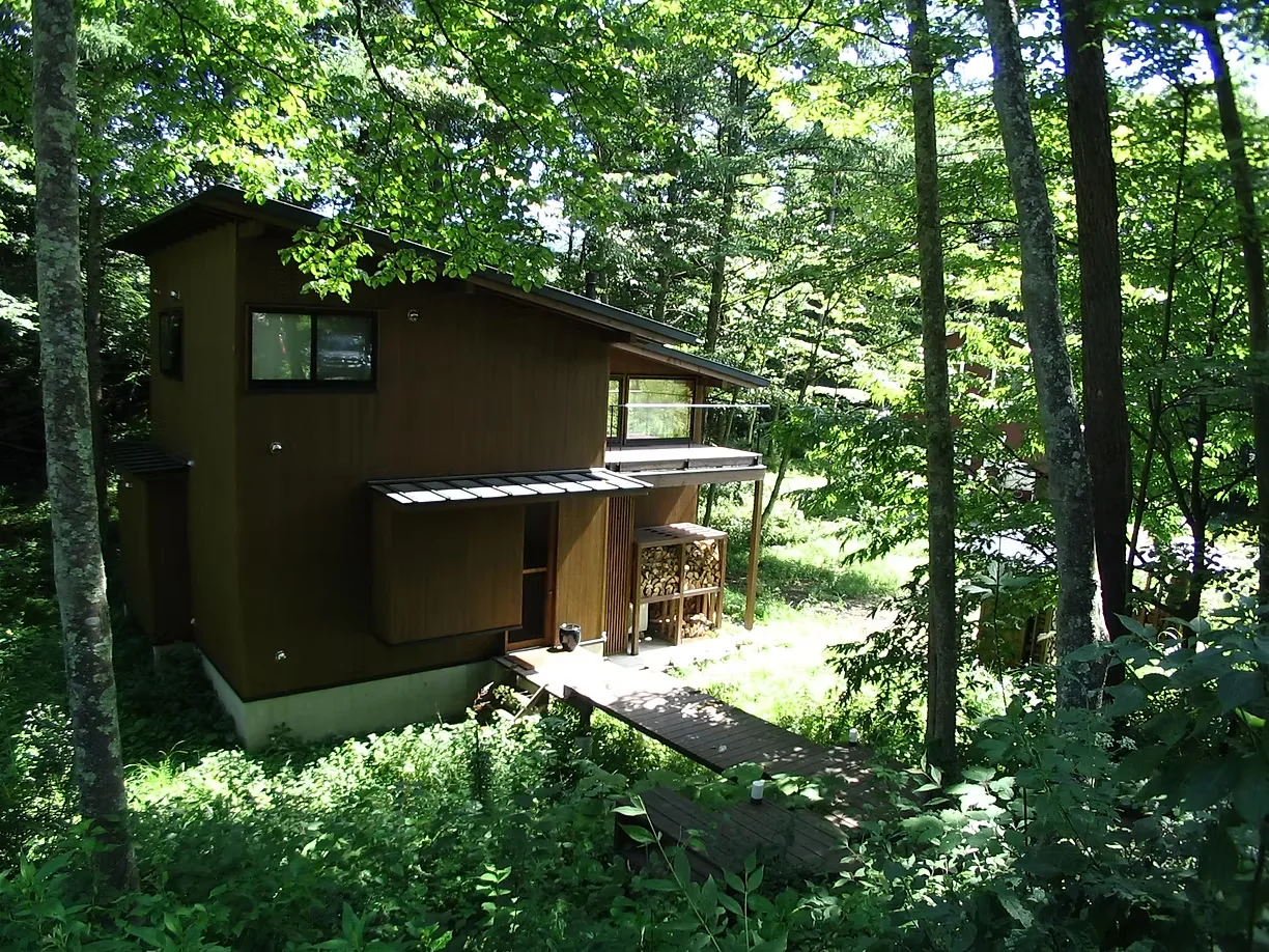 An approach that delights in changing views along the stream toward the entrance