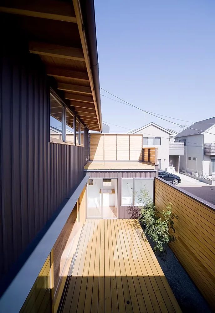 A U-shaped courtyard home that channels light and breeze