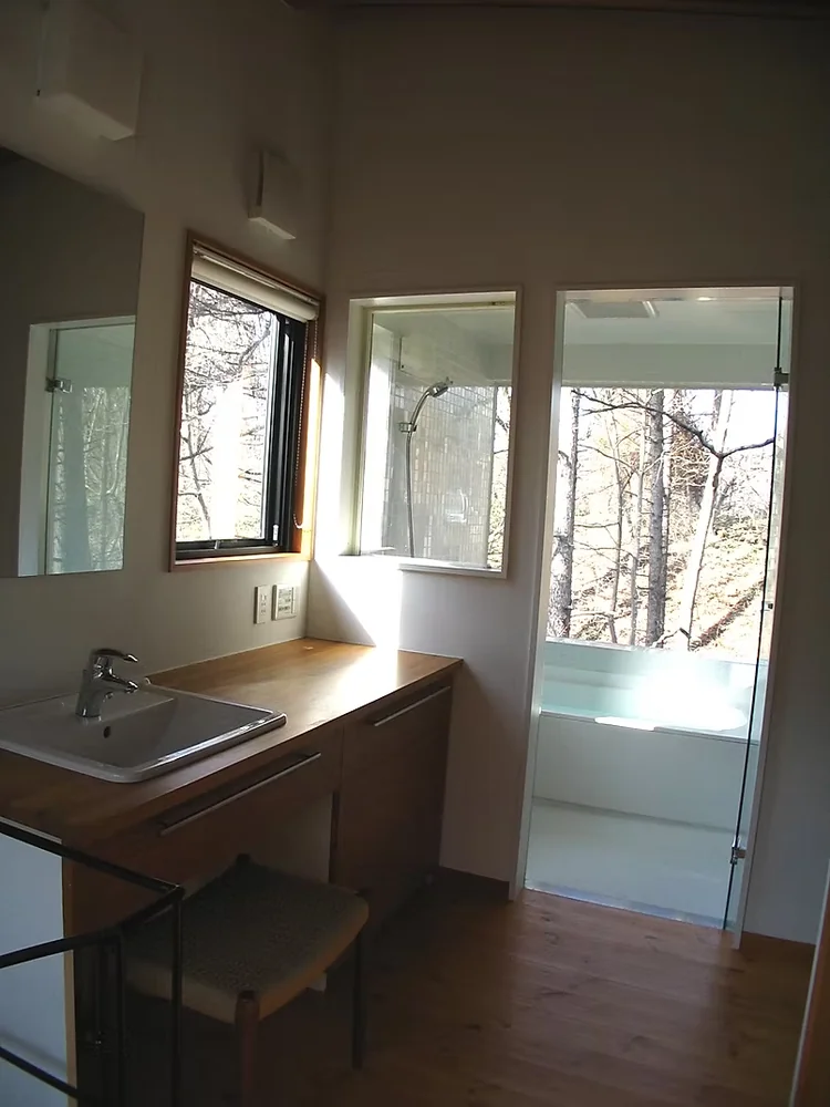 By integrating the corridor with the washroom, temperature differences are eliminated