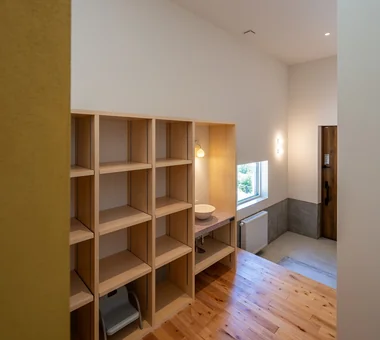 House Opening to the Forest｜Homes with Scenic Views｜Custom-built house｜Entrance hall