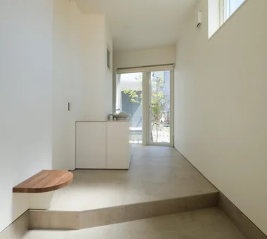 Light-Gathering House｜Homes Featuring Courtyards｜Custom-built house｜Entrance hall
