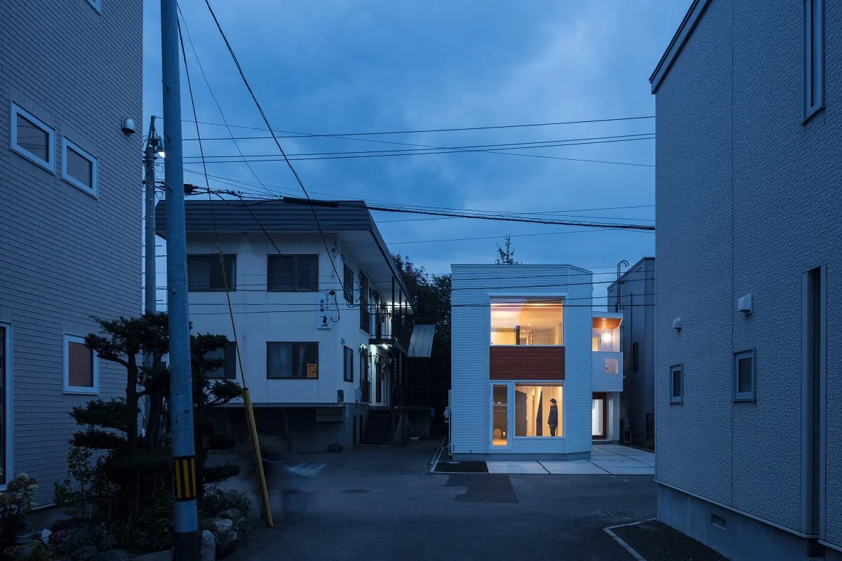 考量了位於道路盡頭建築的存在方式。