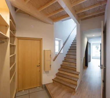 T字路之家｜引入自然光的住宅｜客製化住宅｜玄關