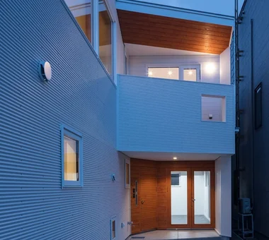 T字路の家｜自然光を取り込む家｜注文住宅｜アプローチ
