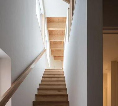 House at a T-intersection｜Homes Designed for Living with Dogs｜Custom-built house｜Stairs